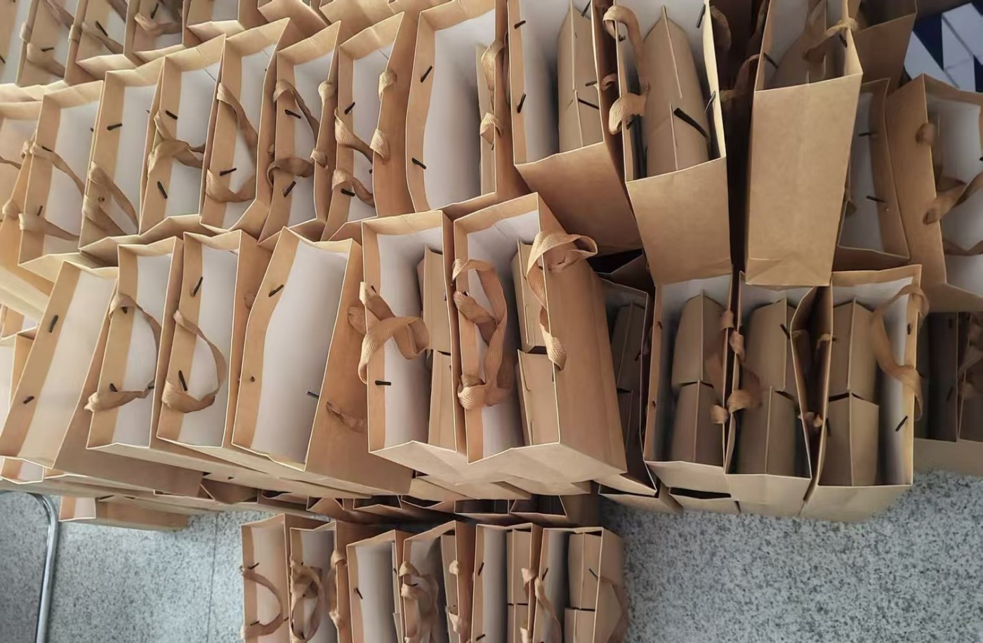 公司为全体员工发放防暑降温物品